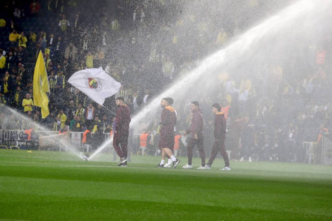 Galatasaraylı futbolcular Kadıköy'de sahaya çıkar çıkmaz büyük şok yaşadı. Her şey bir anda oldu 3